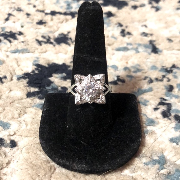 Beautiful 🌺 Flower Ring NWOT - Picture 1 of 5